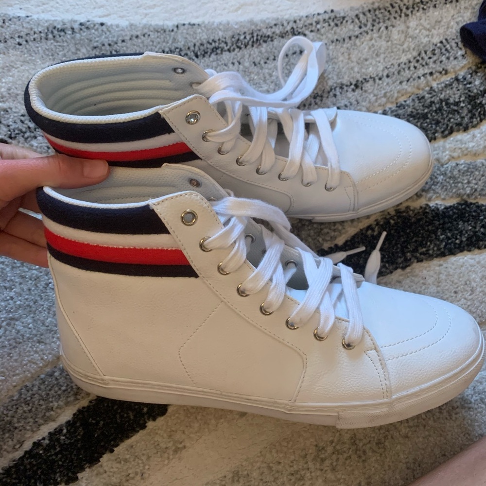 Tennis shoes